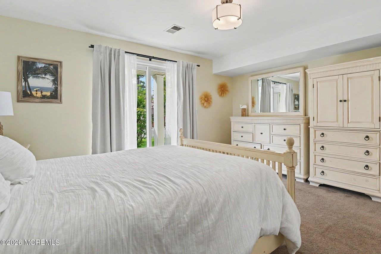 836 4th Ave - Photo 4 of 30
