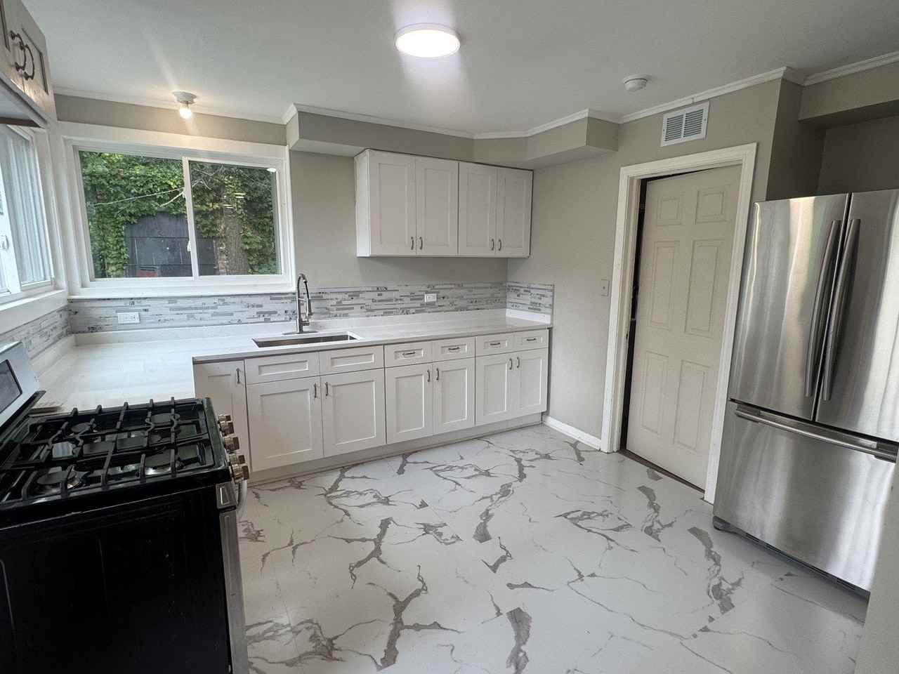 14428 University Ave - Photo 4 of 10