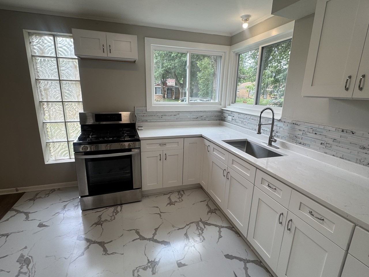 14428 University Ave - Photo 5 of 10