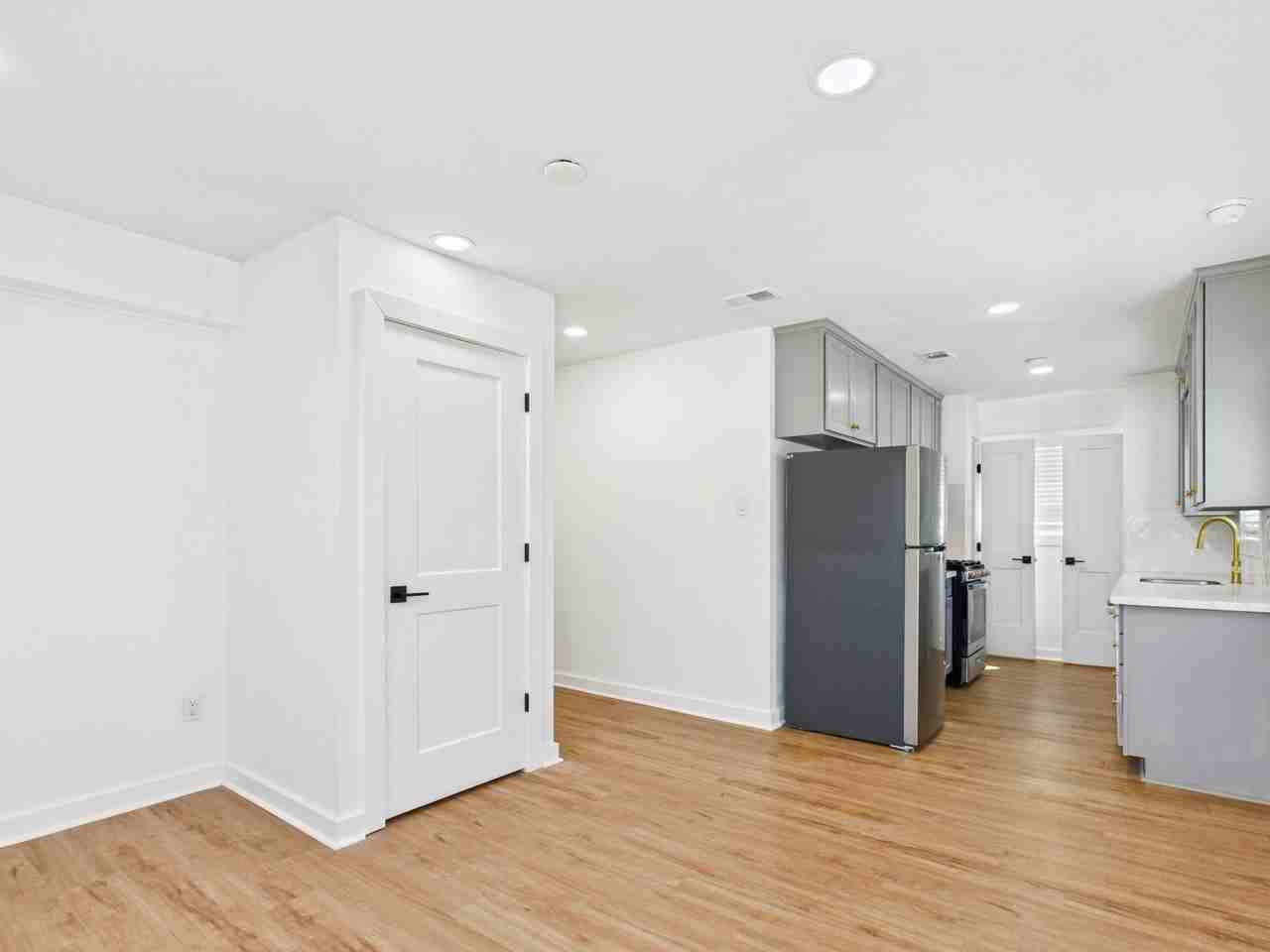 607 Foch St #C - Photo 3 of 8