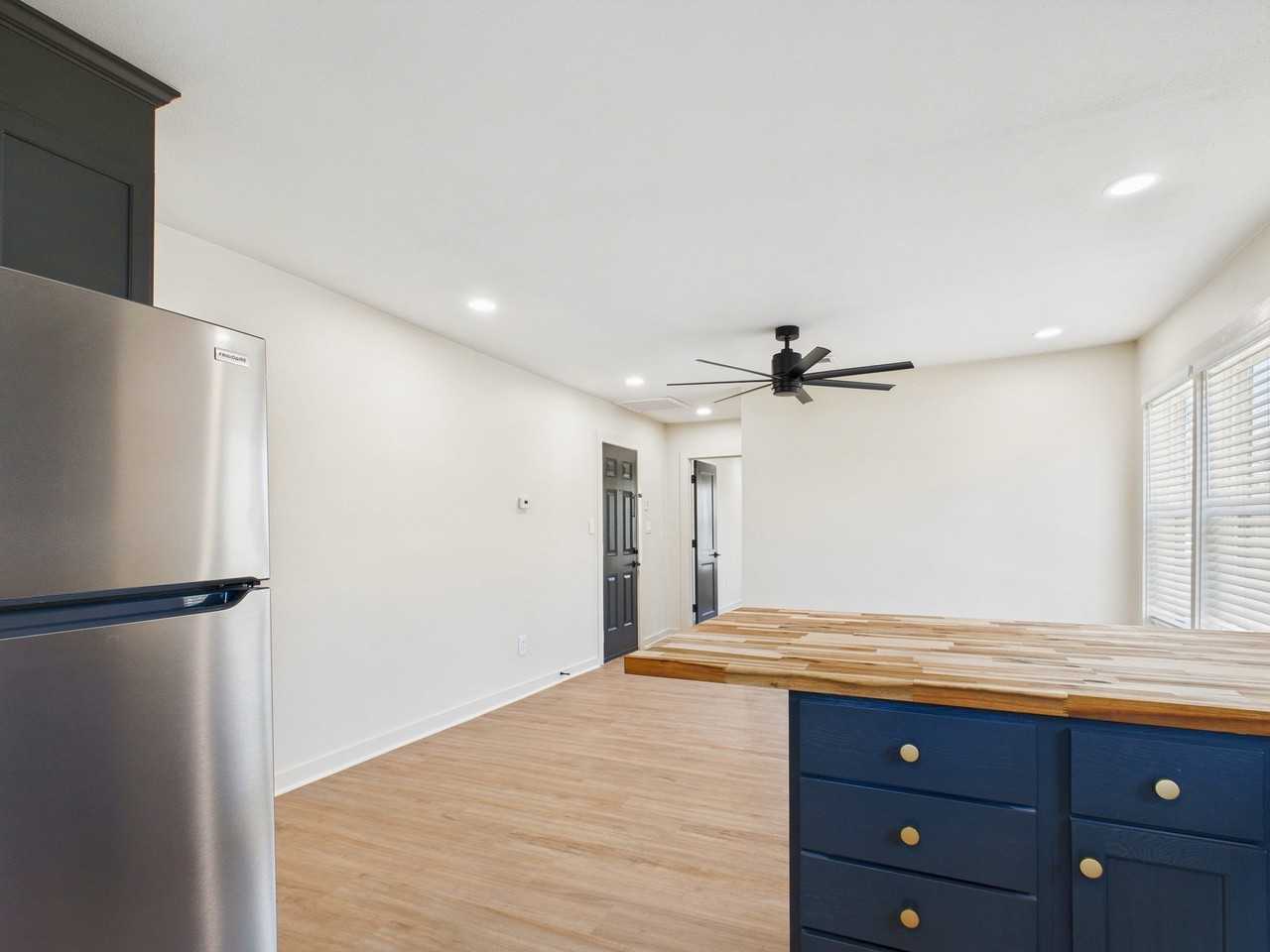 4501 College Main St #4 - Photo 5 of 8
