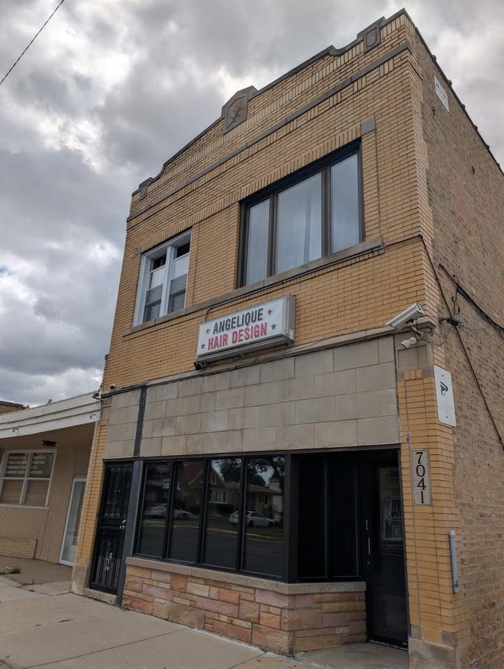 7041 W Addison St #2R - Photo 2 of 24