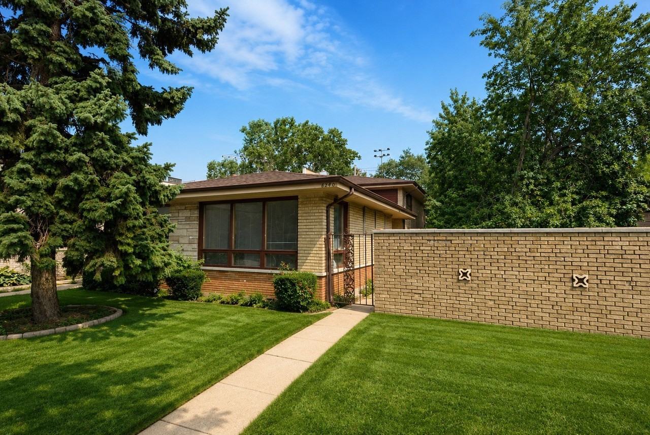 6238 W 63rd St - Photo 2 of 30