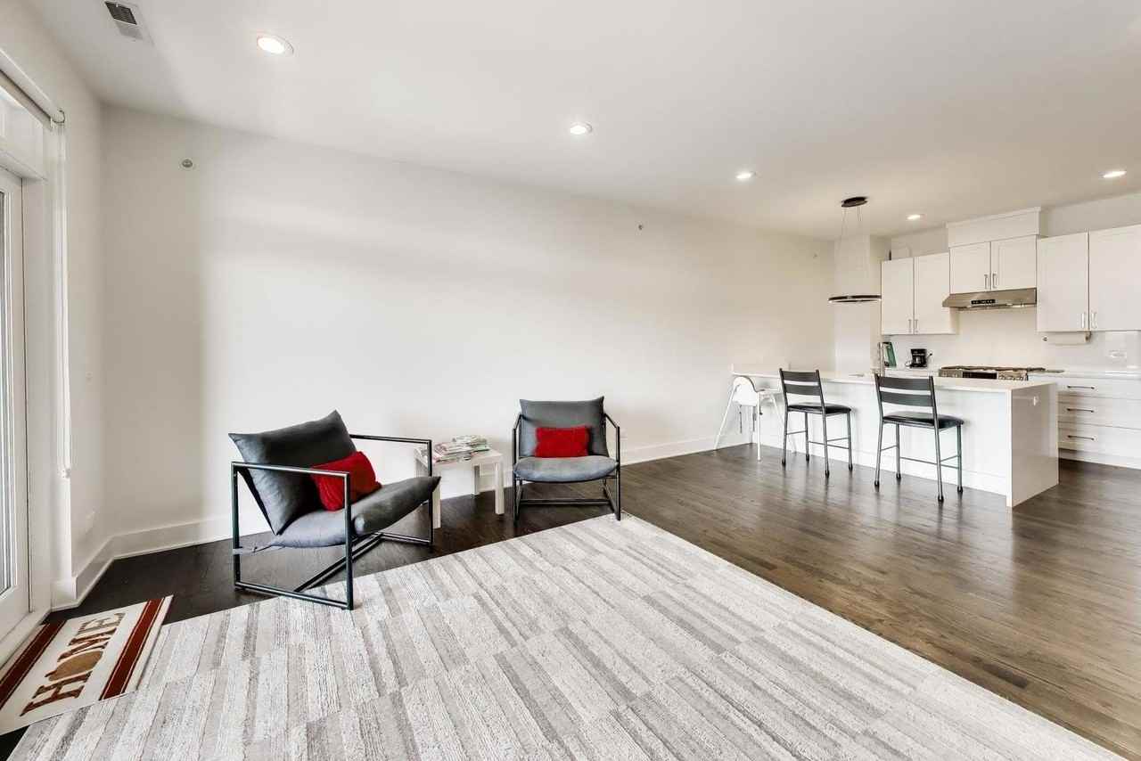 3001 N Southport Ave #403 - Photo 3 of 17