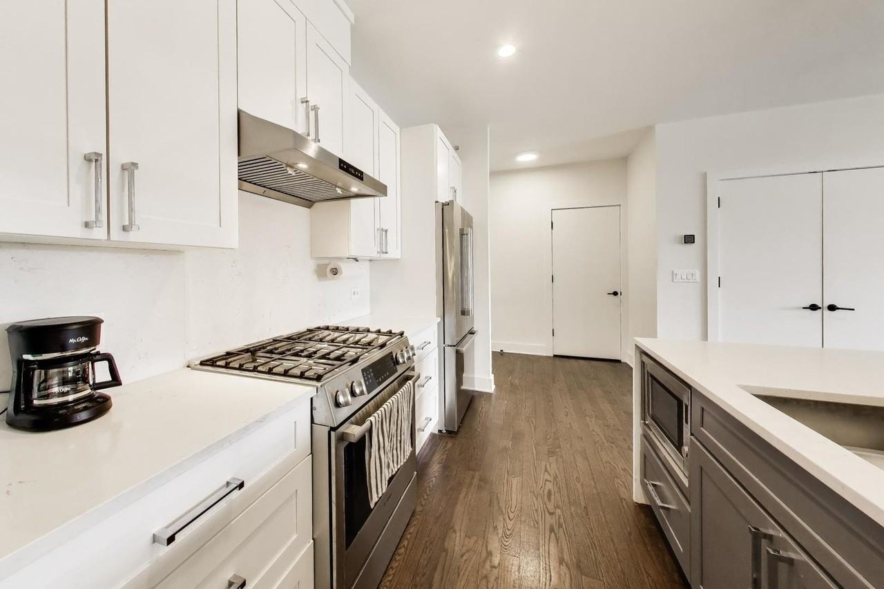 3001 N Southport Ave #403 - Photo 4 of 17