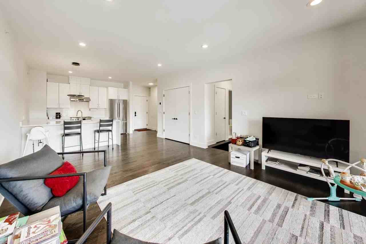 3001 N Southport Ave #403 - Photo 6 of 17