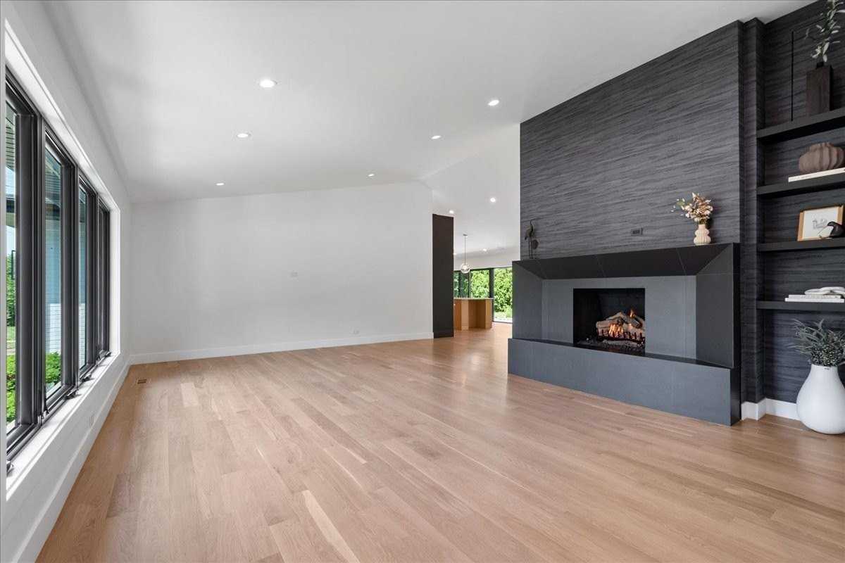 6600 N Kenton Ave - Photo 5 of 31