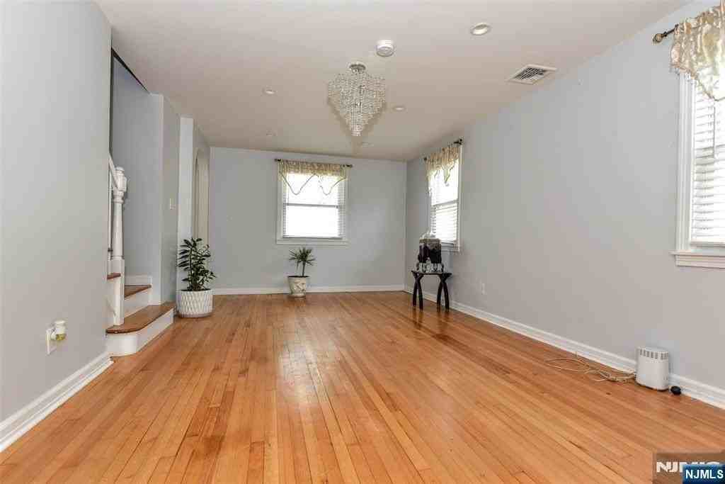 32-12 Raphael St - Photo 6 of 43