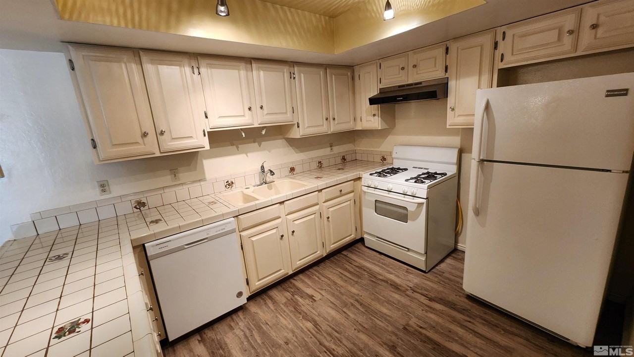 2300 Dickerson Rd Apt 16 - Photo 4 of 26