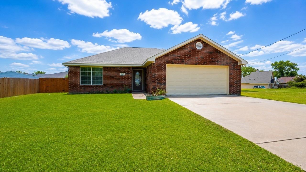 307 Coral Reef St - Photo 3 of 23