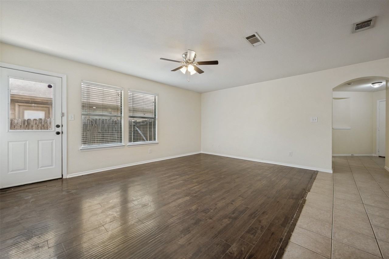 1112 Mulkey Ln - Photo 3 of 12