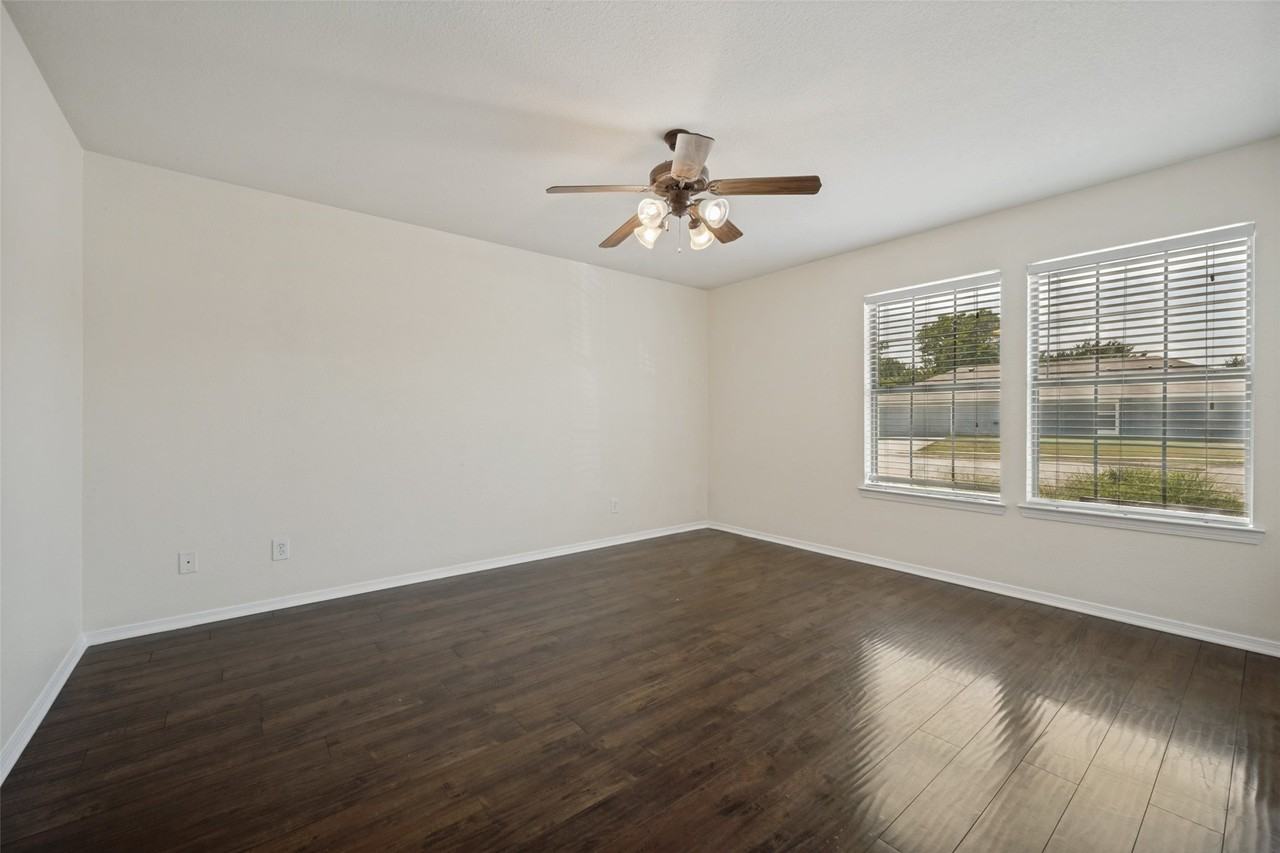 1112 Mulkey Ln - Photo 4 of 12