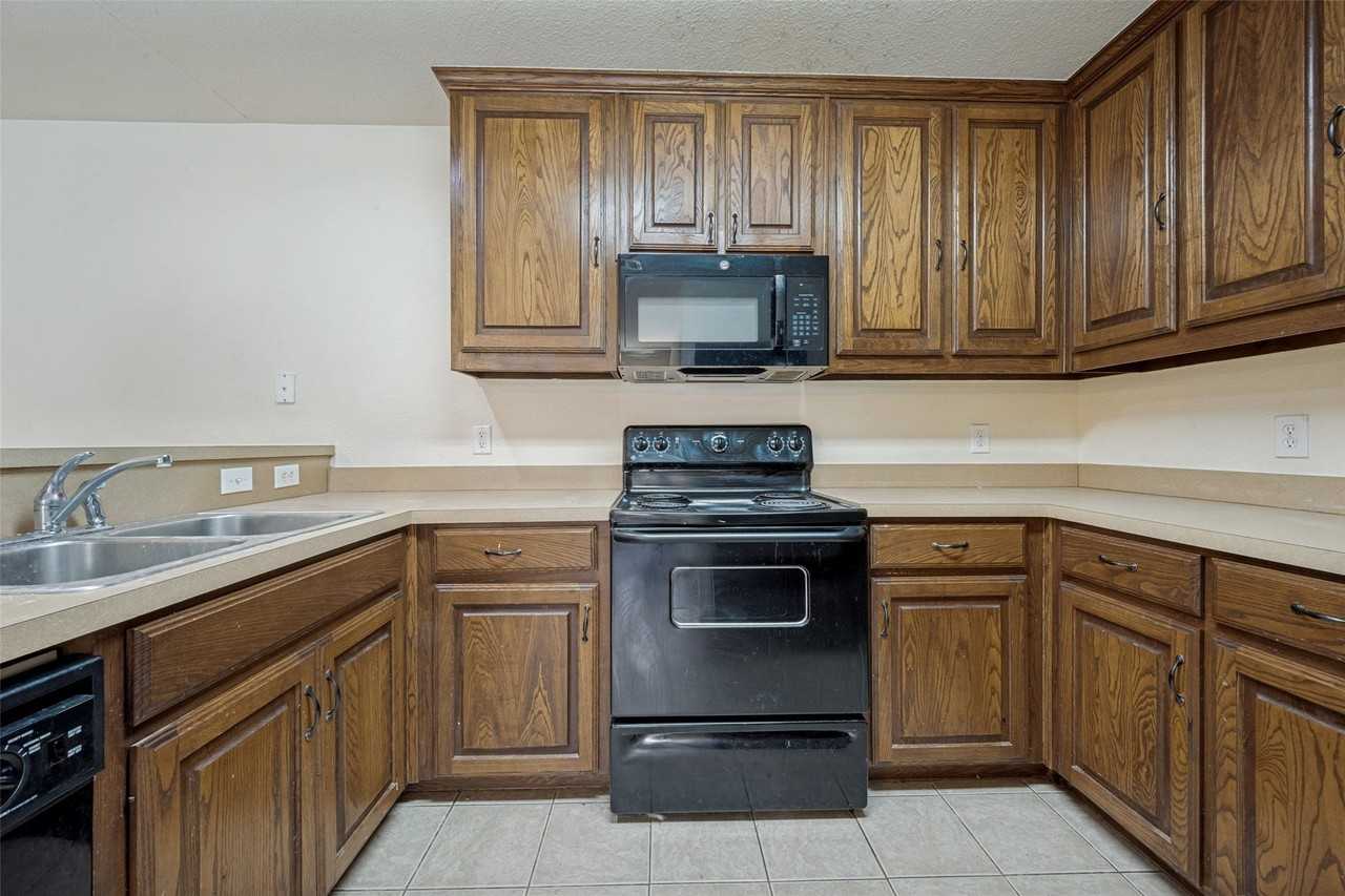 1112 Mulkey Ln - Photo 6 of 12