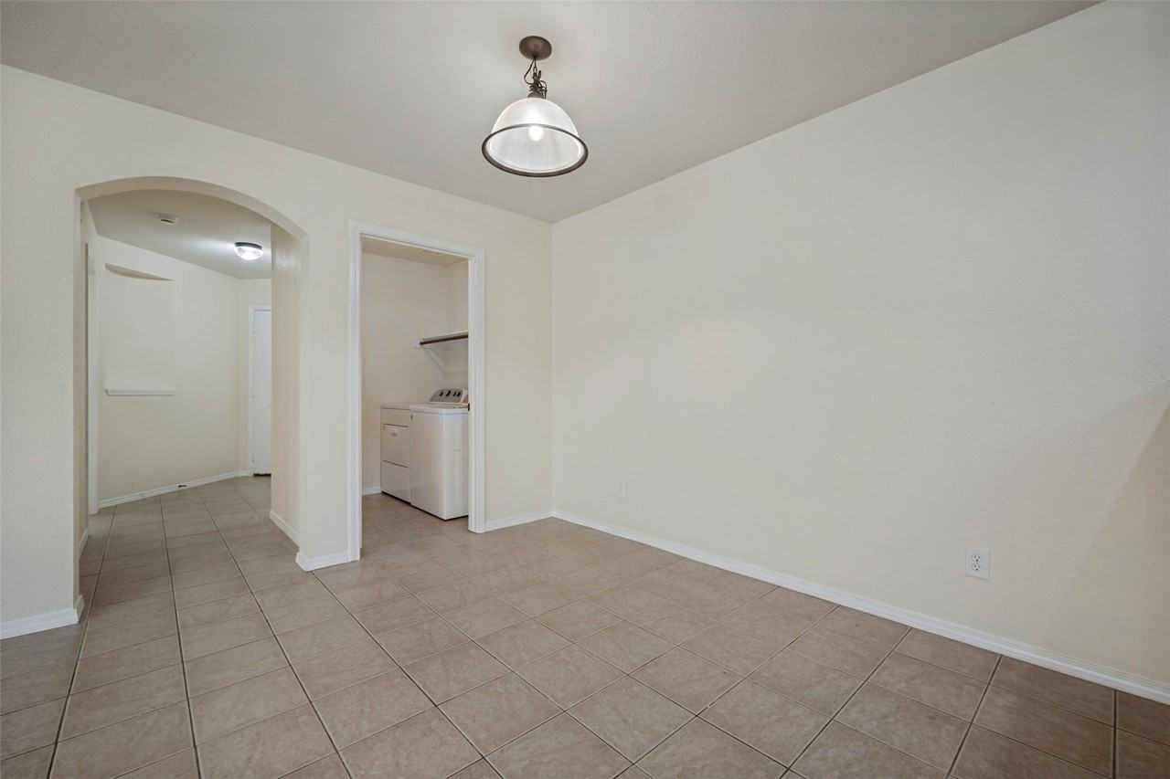 1112 Mulkey Ln - Photo 7 of 12