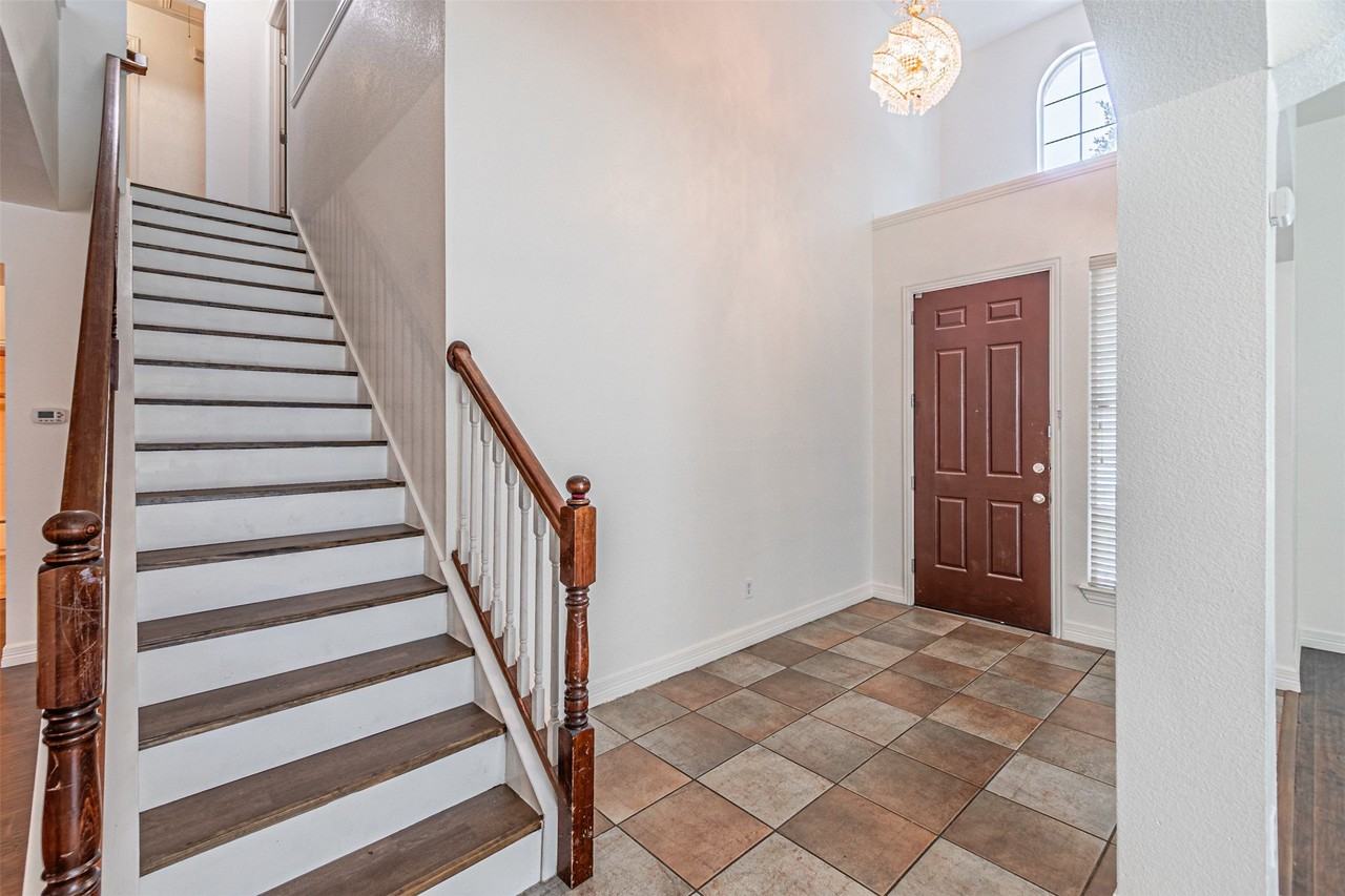 6801 Amesbury Ln - Photo 5 of 34