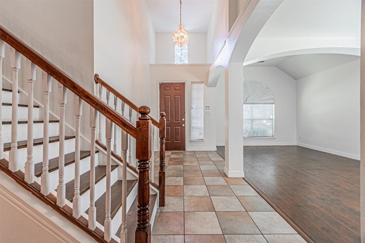 6801 Amesbury Ln - Photo 6 of 34
