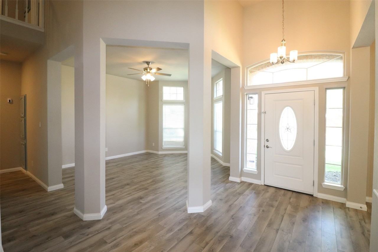 4606 Clay Dr - Photo 4 of 40