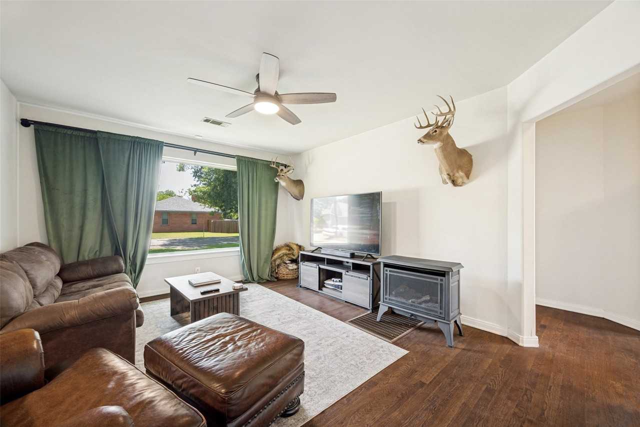1800 W Walker St - Photo 2 of 12