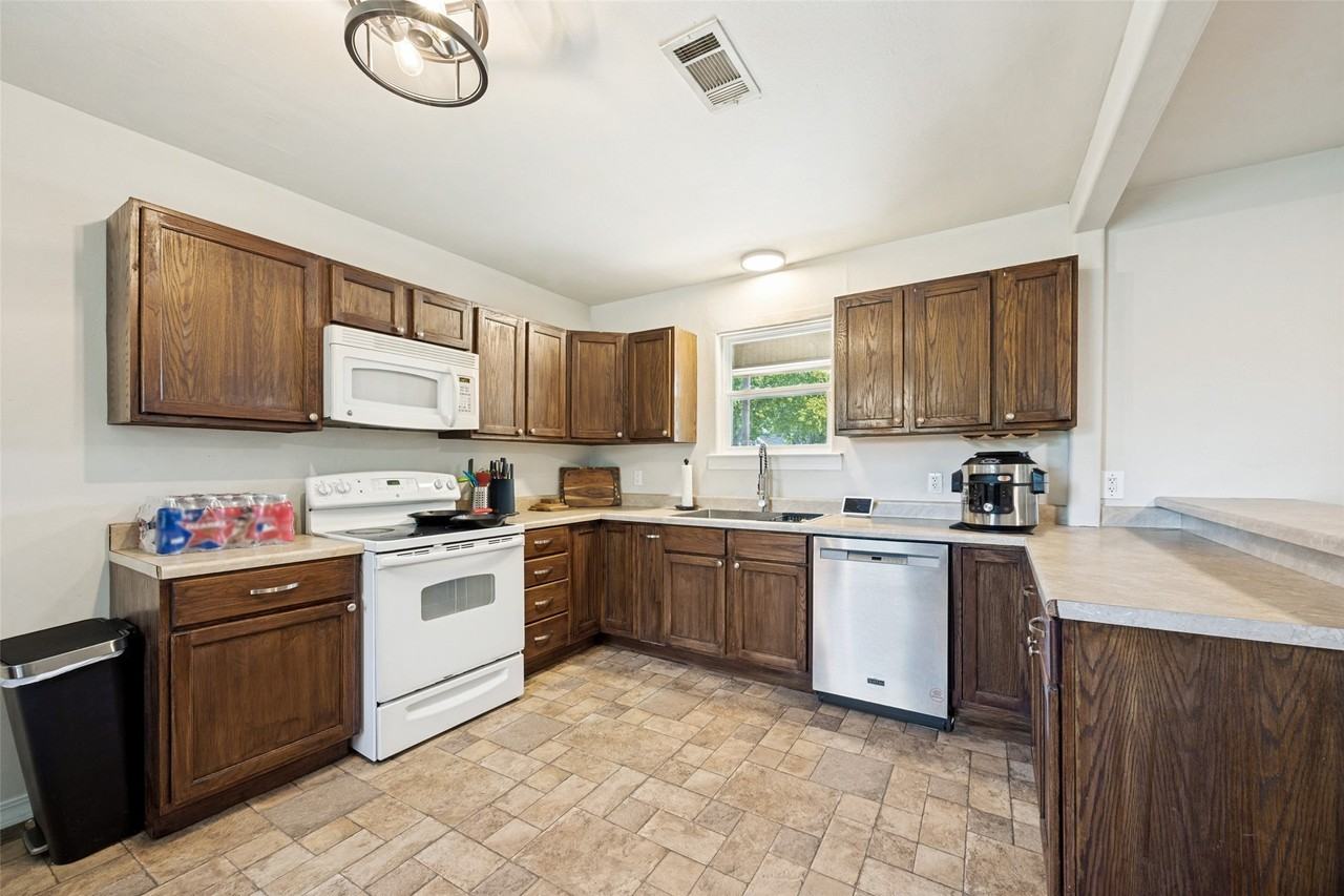 1800 W Walker St - Photo 5 of 12