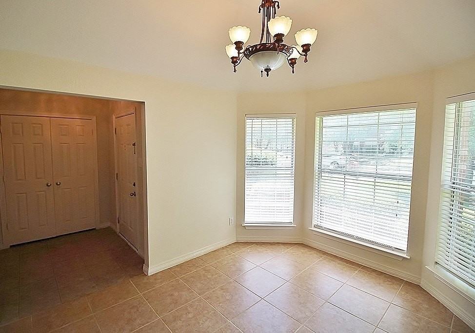 809 Foxwood Ln - Photo 4 of 25