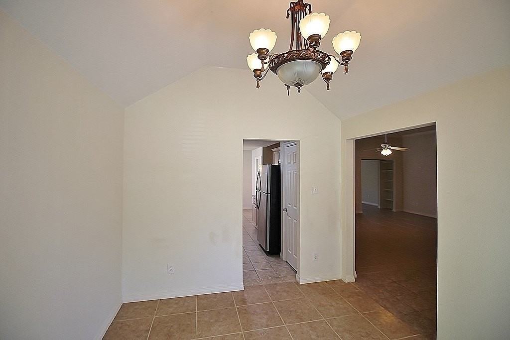 809 Foxwood Ln - Photo 5 of 25