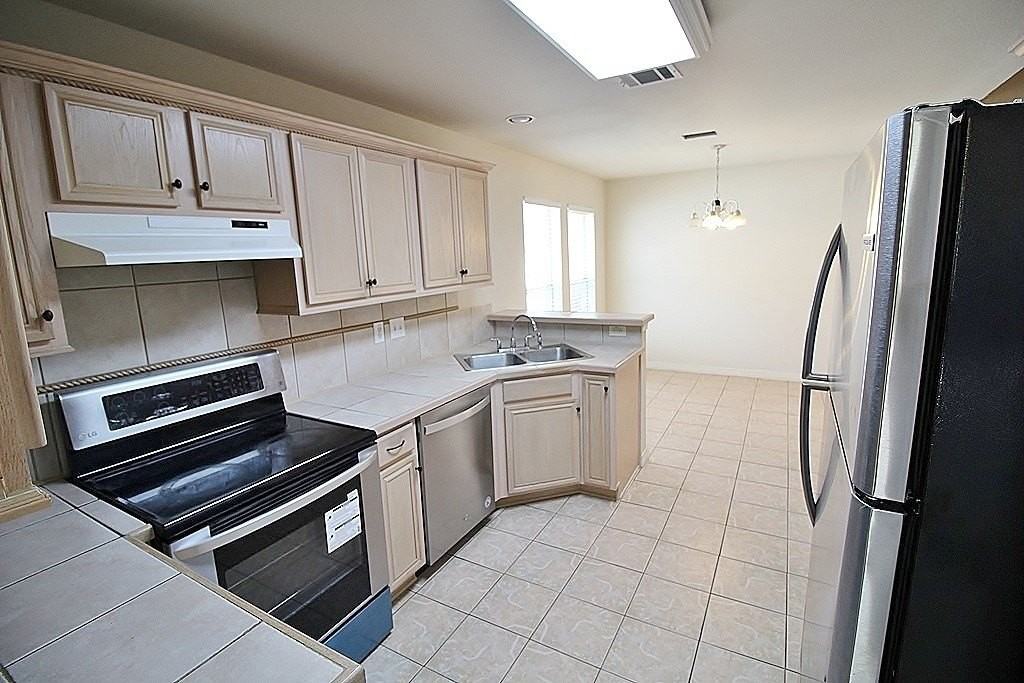 809 Foxwood Ln - Photo 6 of 25