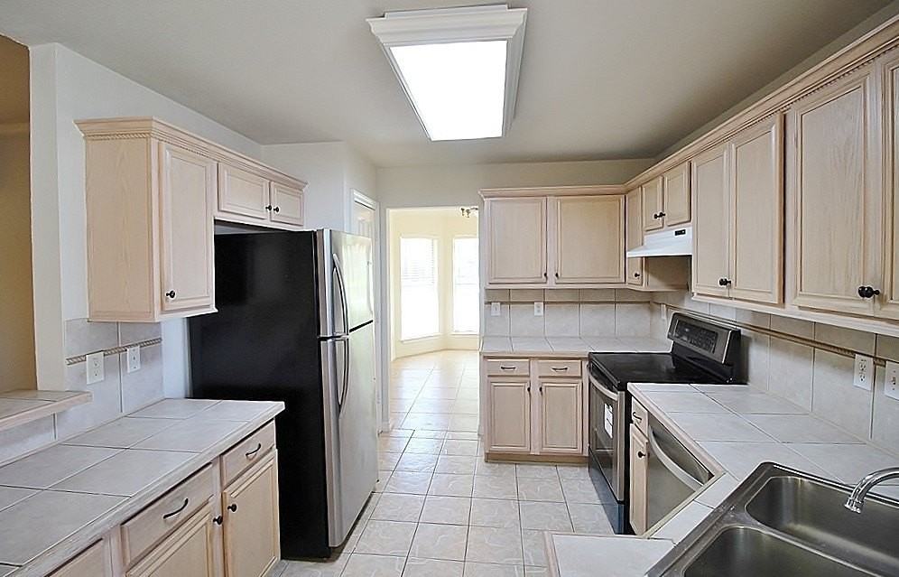 809 Foxwood Ln - Photo 7 of 25