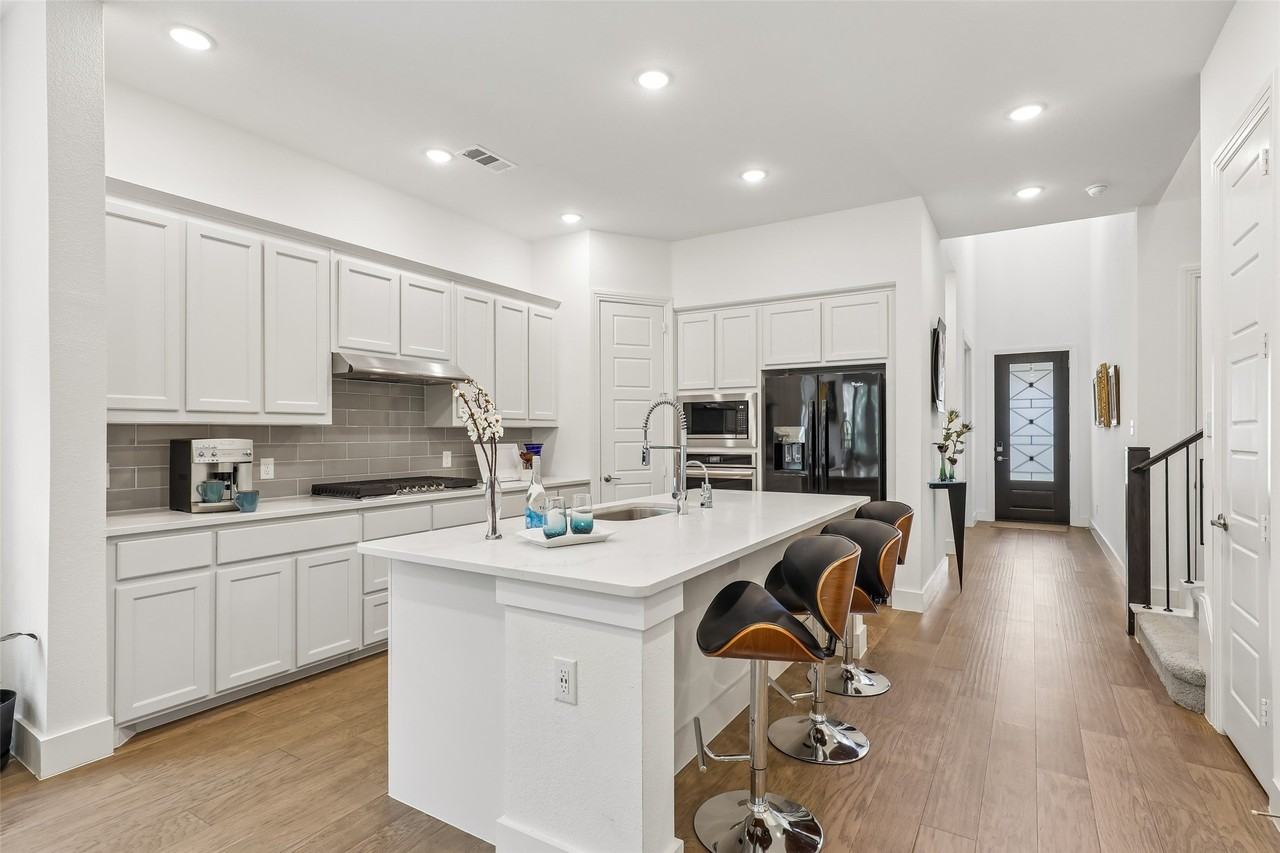 1853 Celebration Ln - Photo 7 of 40