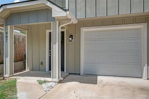 featured image of 907 W Collins St