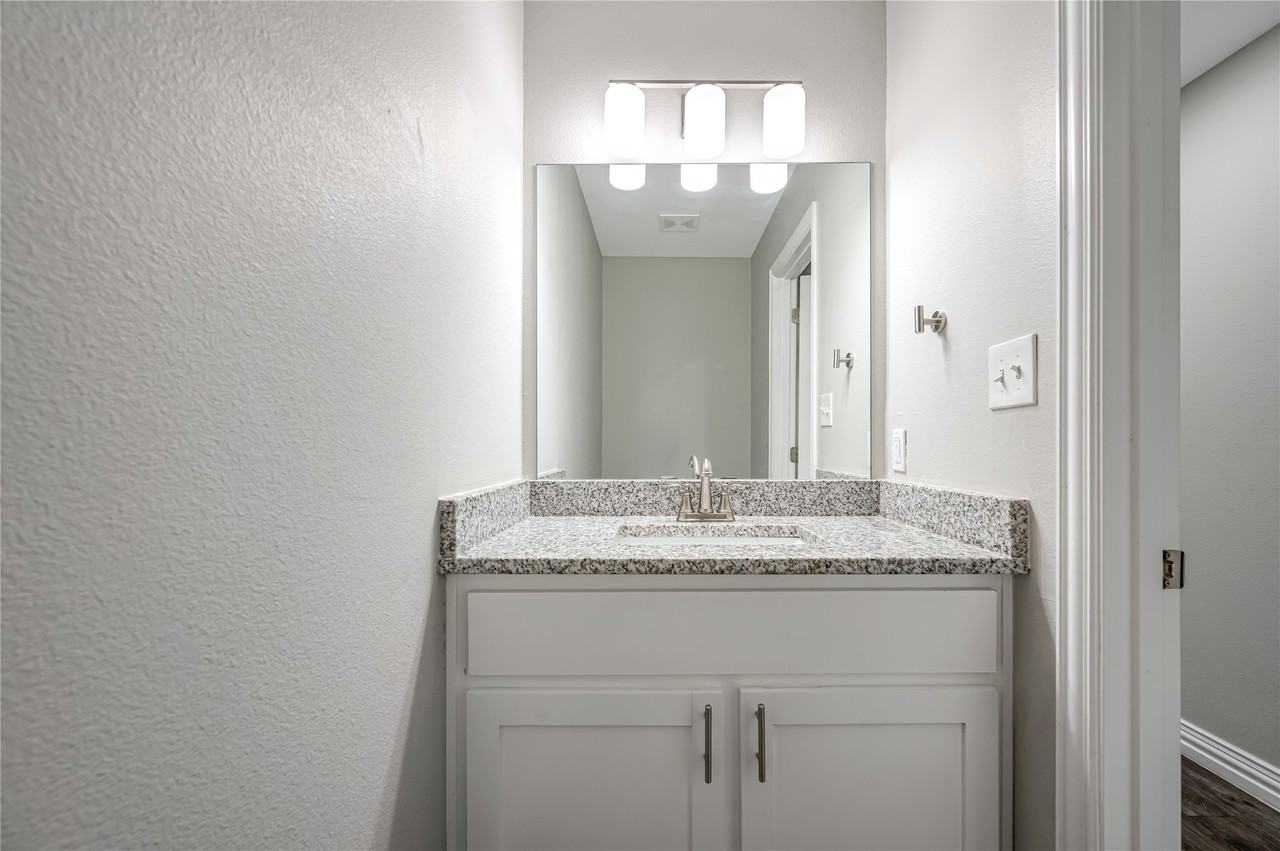 907 W Collins St - Photo 3 of 15