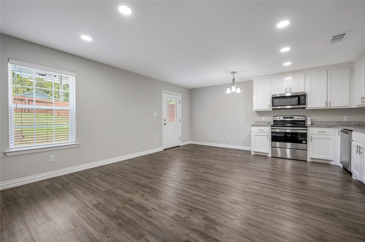 907 W Collins St - Photo 4 of 15