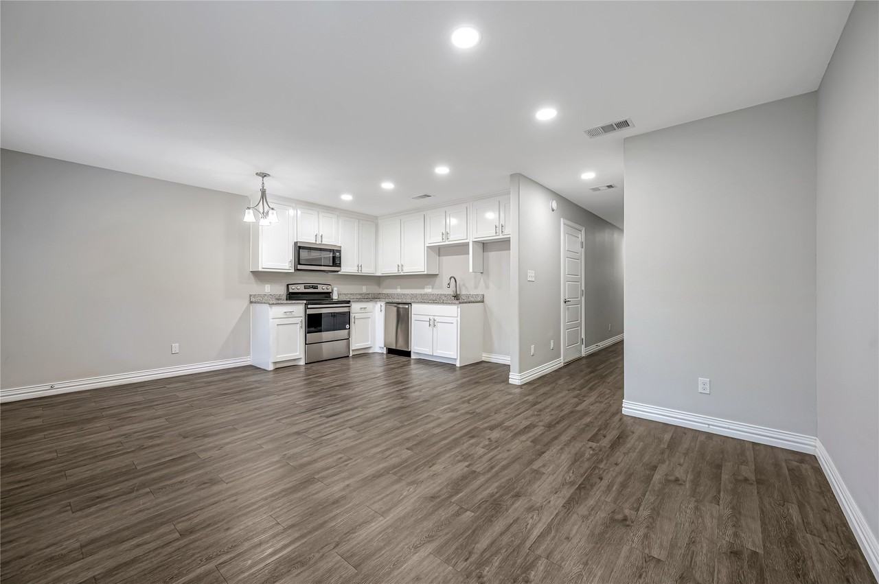 907 W Collins St - Photo 5 of 15