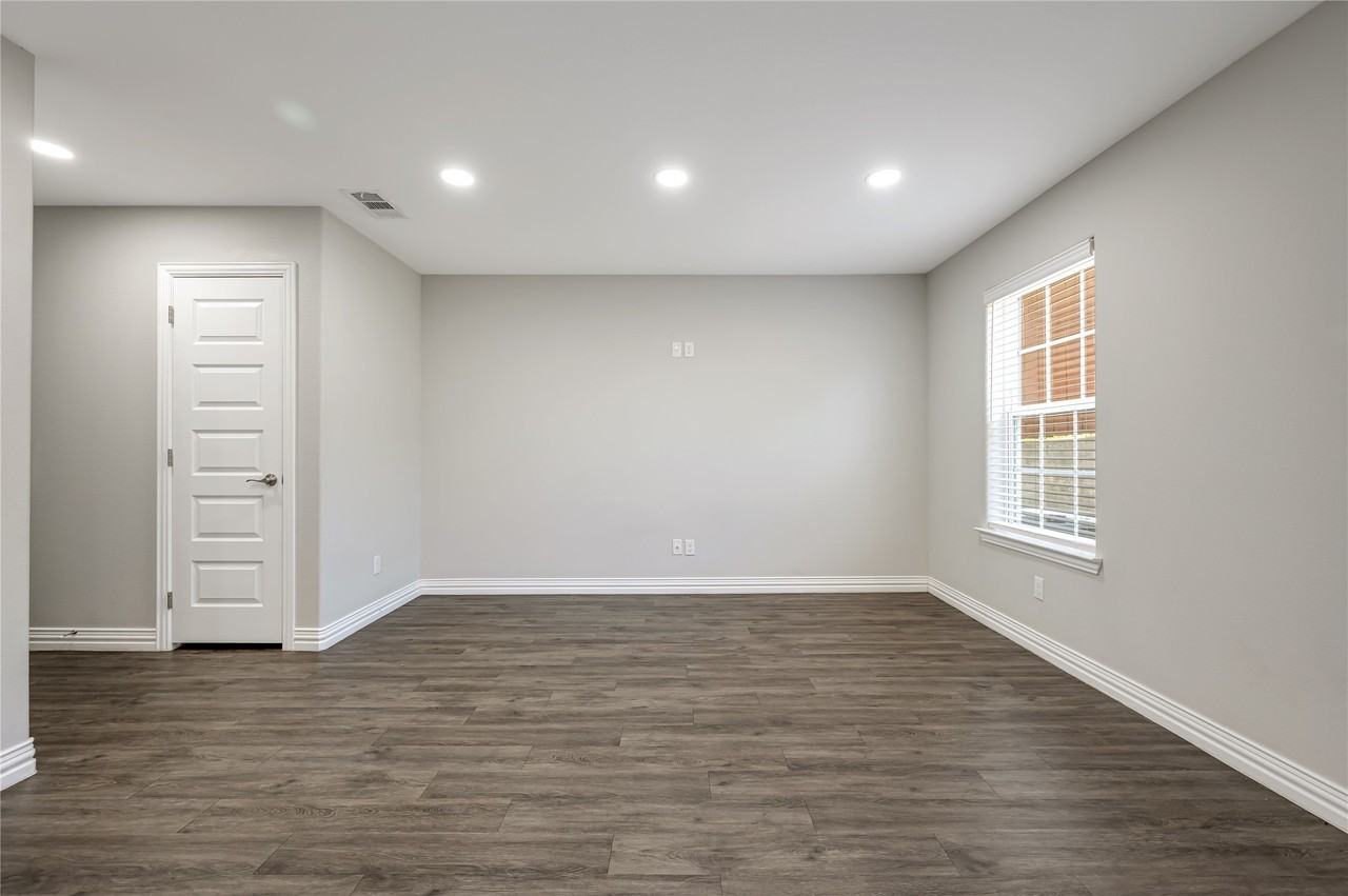 907 W Collins St - Photo 6 of 15