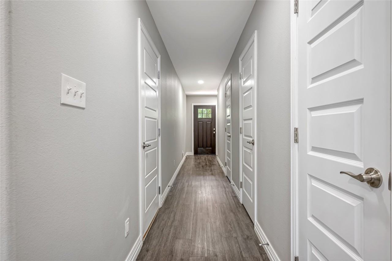 907 W Collins St - Photo 7 of 15