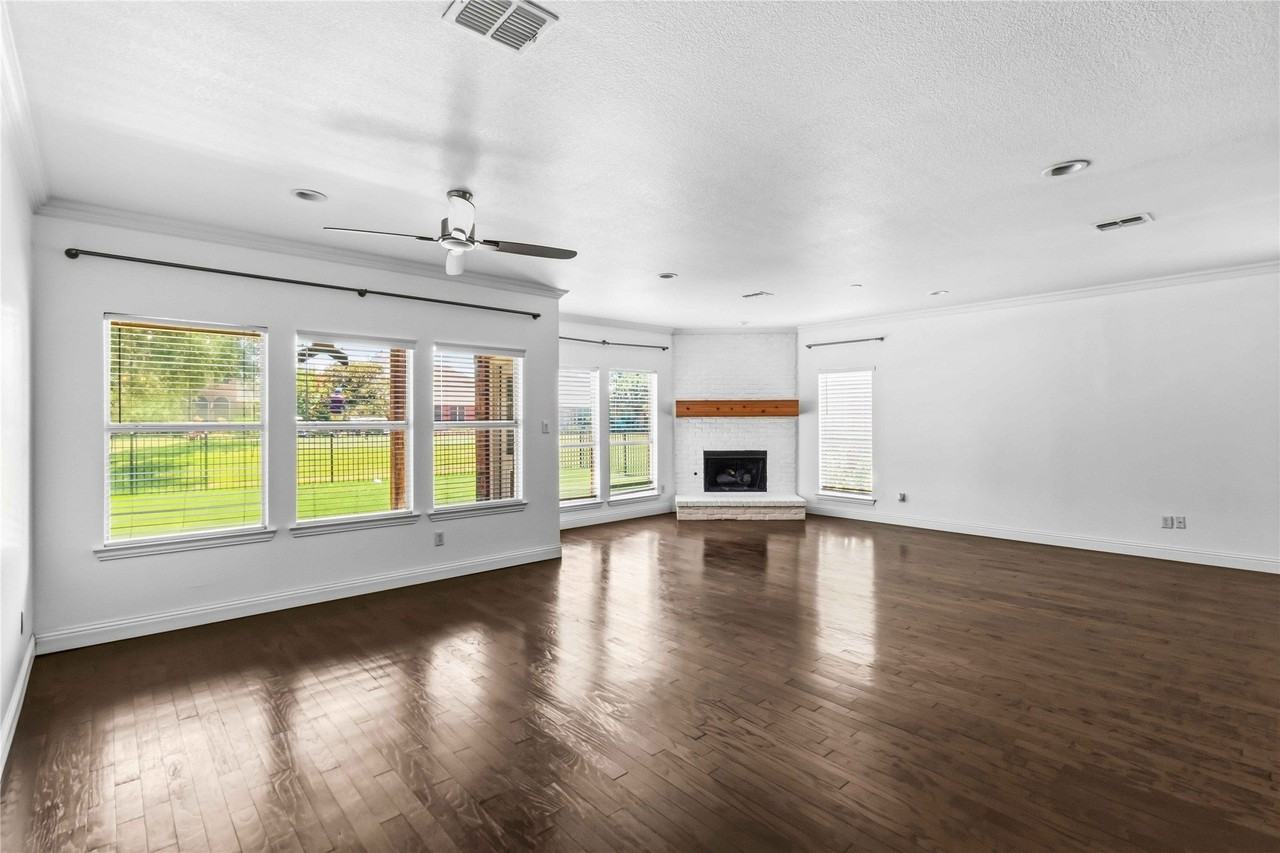 5918 Lafayette Dr - Photo 4 of 31