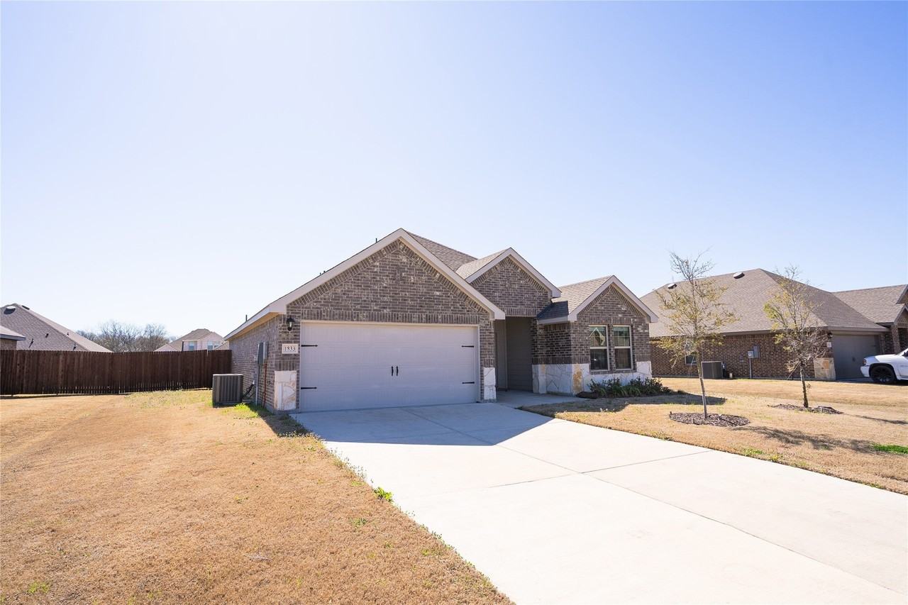 1833 Pecan Valley Dr - Photo 2 of 28