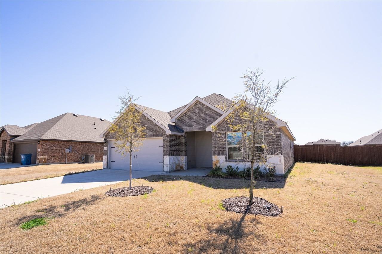 1833 Pecan Valley Dr - Photo 3 of 28