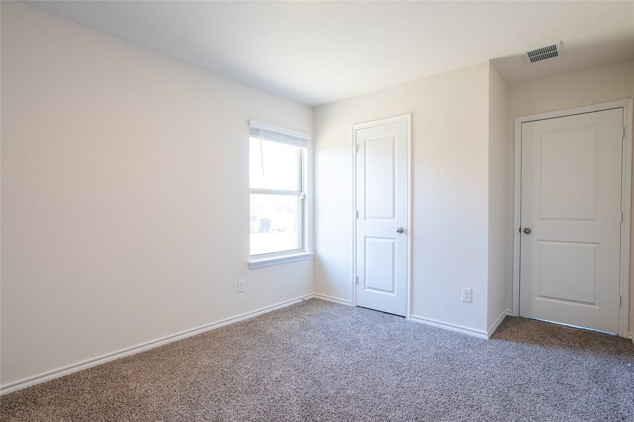1833 Pecan Valley Dr - Photo 6 of 28