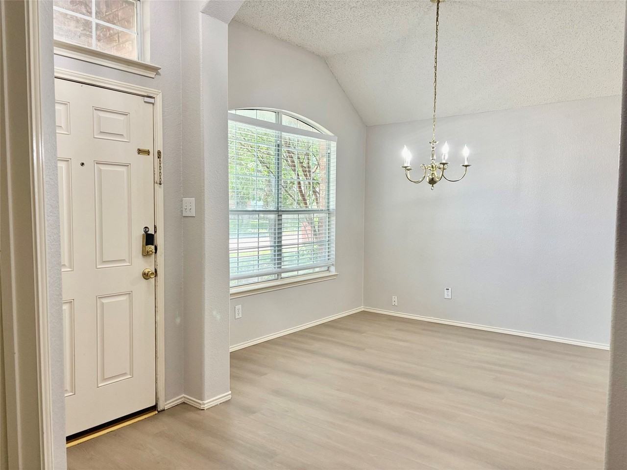 7180 Chinquapin Dr - Photo 3 of 12