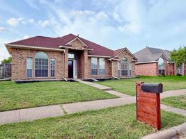 featured image of 2201 Woodglen Dr