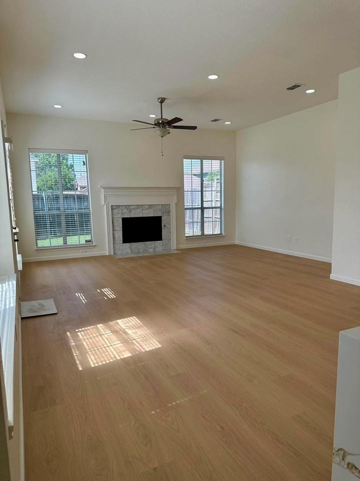 2201 Woodglen Dr - Photo 3 of 12