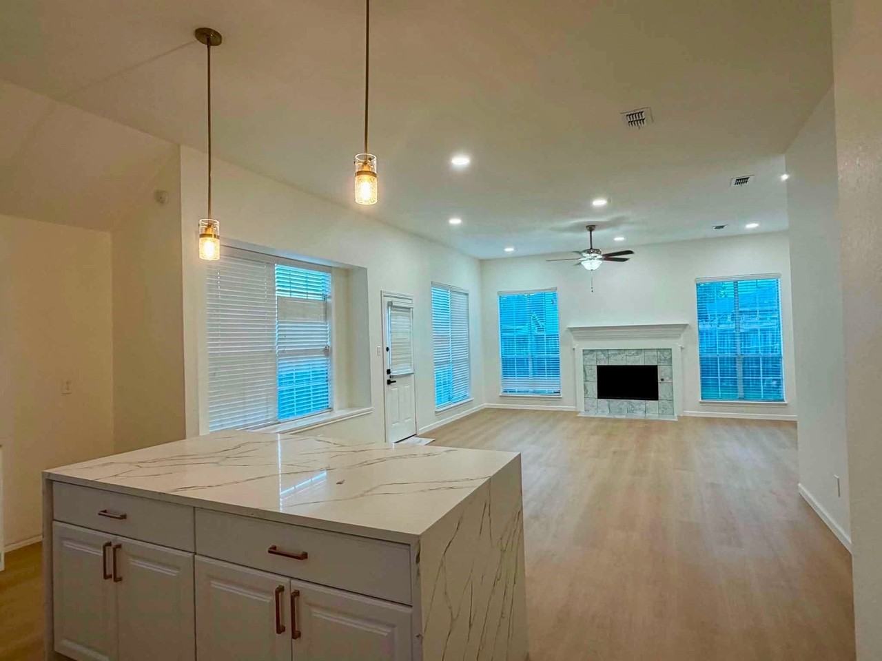 2201 Woodglen Dr - Photo 4 of 12