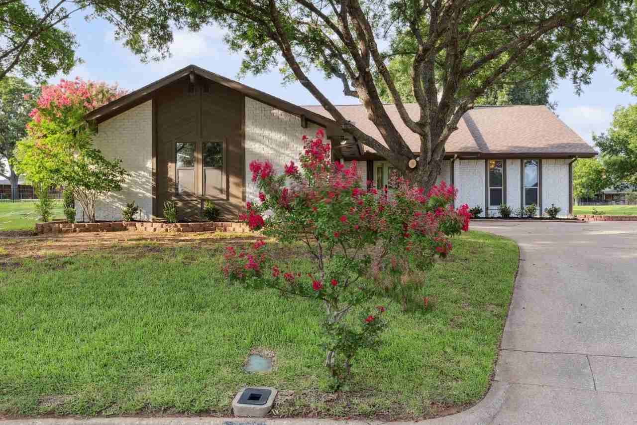1308 Clubhouse Ct - Photo 4 of 30