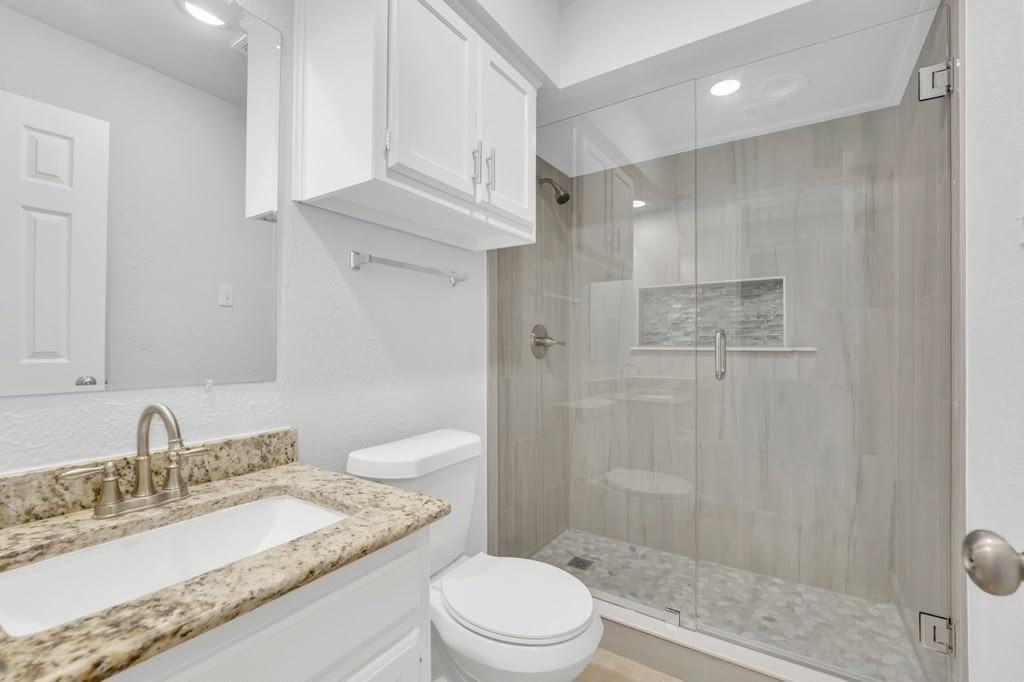 3057 Waterfront Cir - Photo 2 of 9