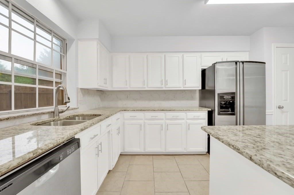 3057 Waterfront Cir - Photo 4 of 9