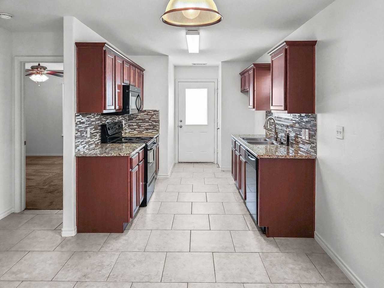 821 E College St - Photo 4 of 22