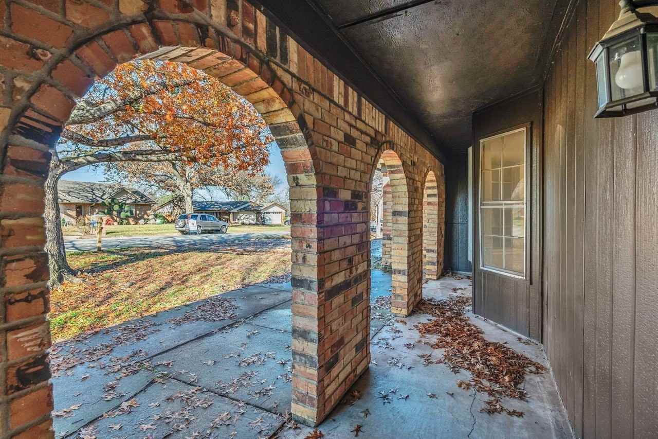 6404 Simmons Rd - Photo 3 of 37