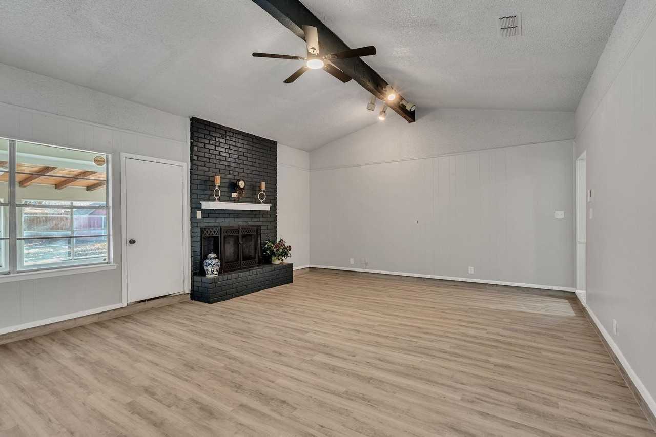 6404 Simmons Rd - Photo 5 of 37