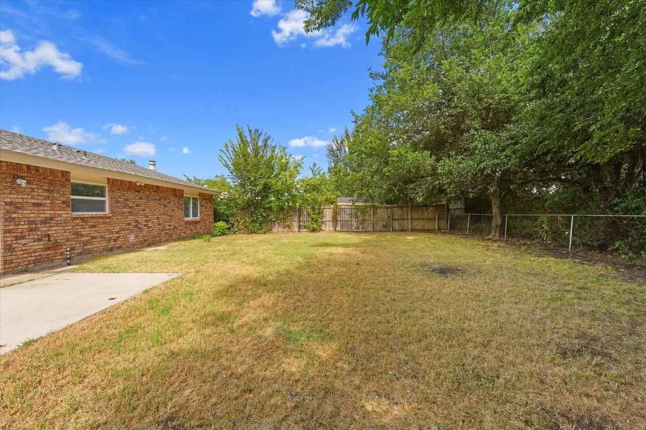 1317 California Trl - Photo 2 of 18