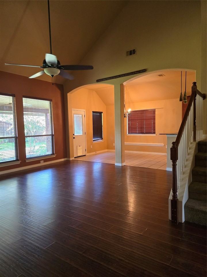 12113 Shadybrook Dr - Photo 3 of 20
